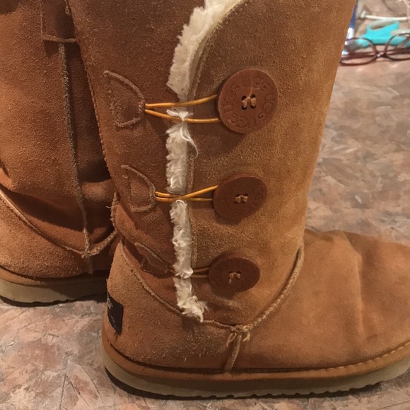 UGG classic shearling lined boots - Picture 4 of 14